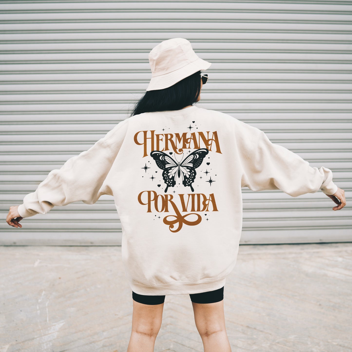 HERMANA POR VIDA - UNISEX CREW SWEATSHIRT